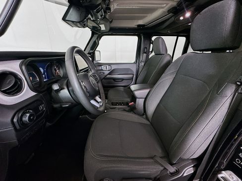 Used 2025 Jeep Wrangler Unlimited Sahara AWD/4WD image 13