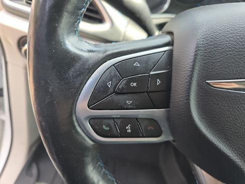 Used 2021 Chrysler Pacifica Touring-L FWD image 17
