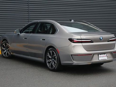 Used 2025 BMW i7 xDrive60 image 3