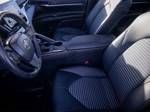 Used 2023 Toyota Camry SE image 9