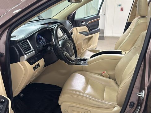 Used 2017 Toyota Highlander Limited image 12