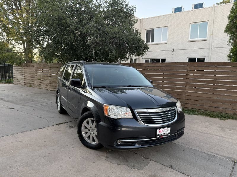 Used 2014 Chrysler Town & Country Touring FWD image 1