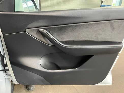 Used 2022 Tesla Model Y Long Range AWD/4WD image 11