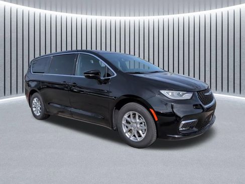 New 2026 Chrysler Pacifica Select image 2