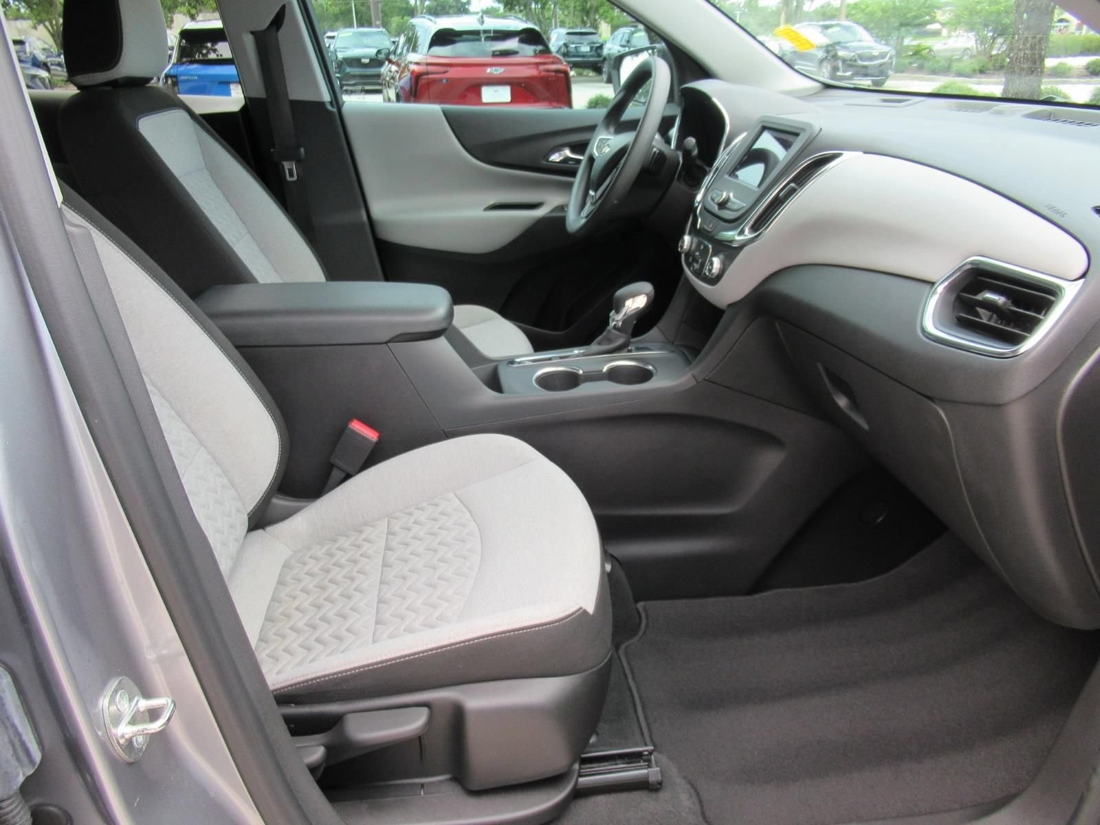 Used 2024 Chevrolet Equinox LS w/ LS Convenience Package FWD image 9