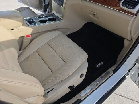 Used 2013 Jeep Grand Cherokee Limited w/ Luxury Group II image 19