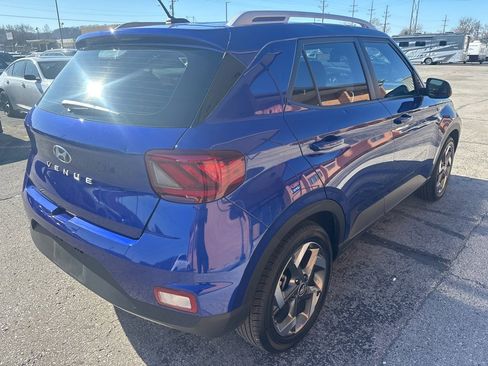 Used 2025 Hyundai Venue Limited image 9