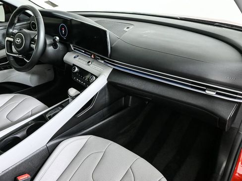 Used 2021 Hyundai Elantra Limited image 25