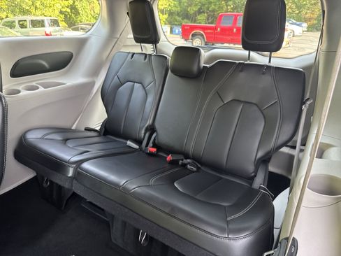Used 2023 Chrysler Pacifica Touring-L FWD image 10