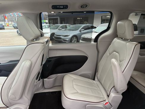 Used 2020 Chrysler Pacifica Limited w/ Tire & Wheel Group image 14