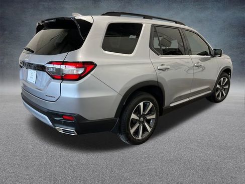 Certified 2025 Honda Pilot Touring image 5