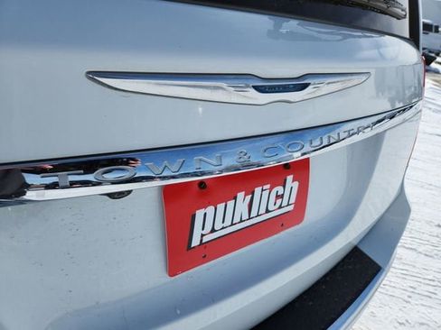 Used 2016 Chrysler Town & Country Touring image 29