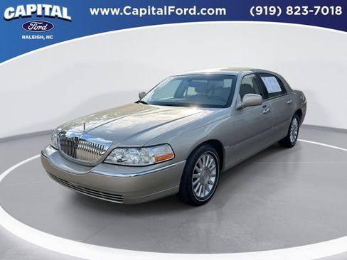 Used 2004 Lincoln Town Car Signature image 1
