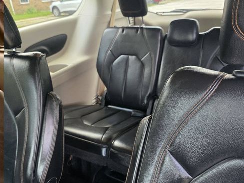Used 2017 Chrysler Pacifica Touring-L FWD image 15