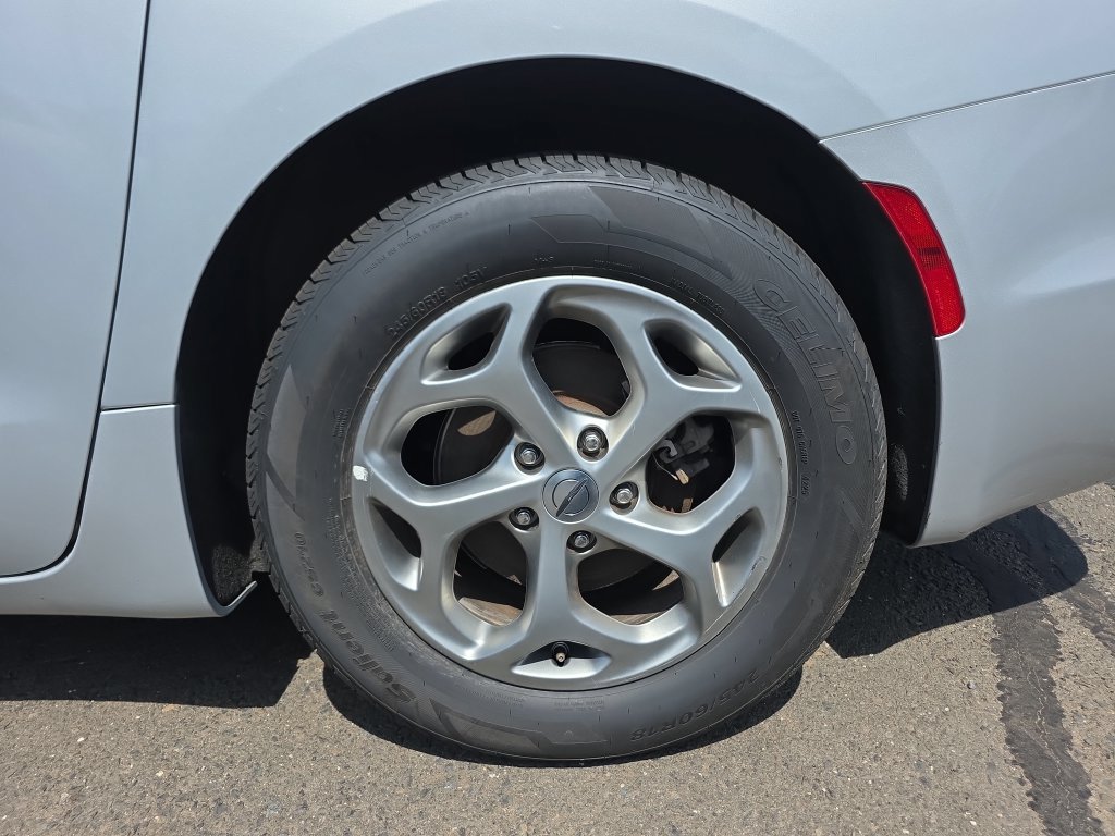 Certified 2024 Chrysler Pacifica Limited FWD image 13