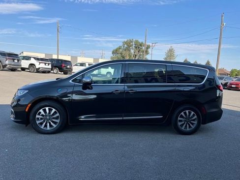 Used 2023 Chrysler Pacifica Limited image 7