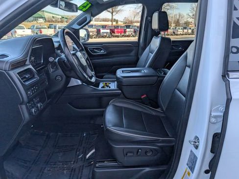 Used 2023 Chevrolet Suburban Premier image 2