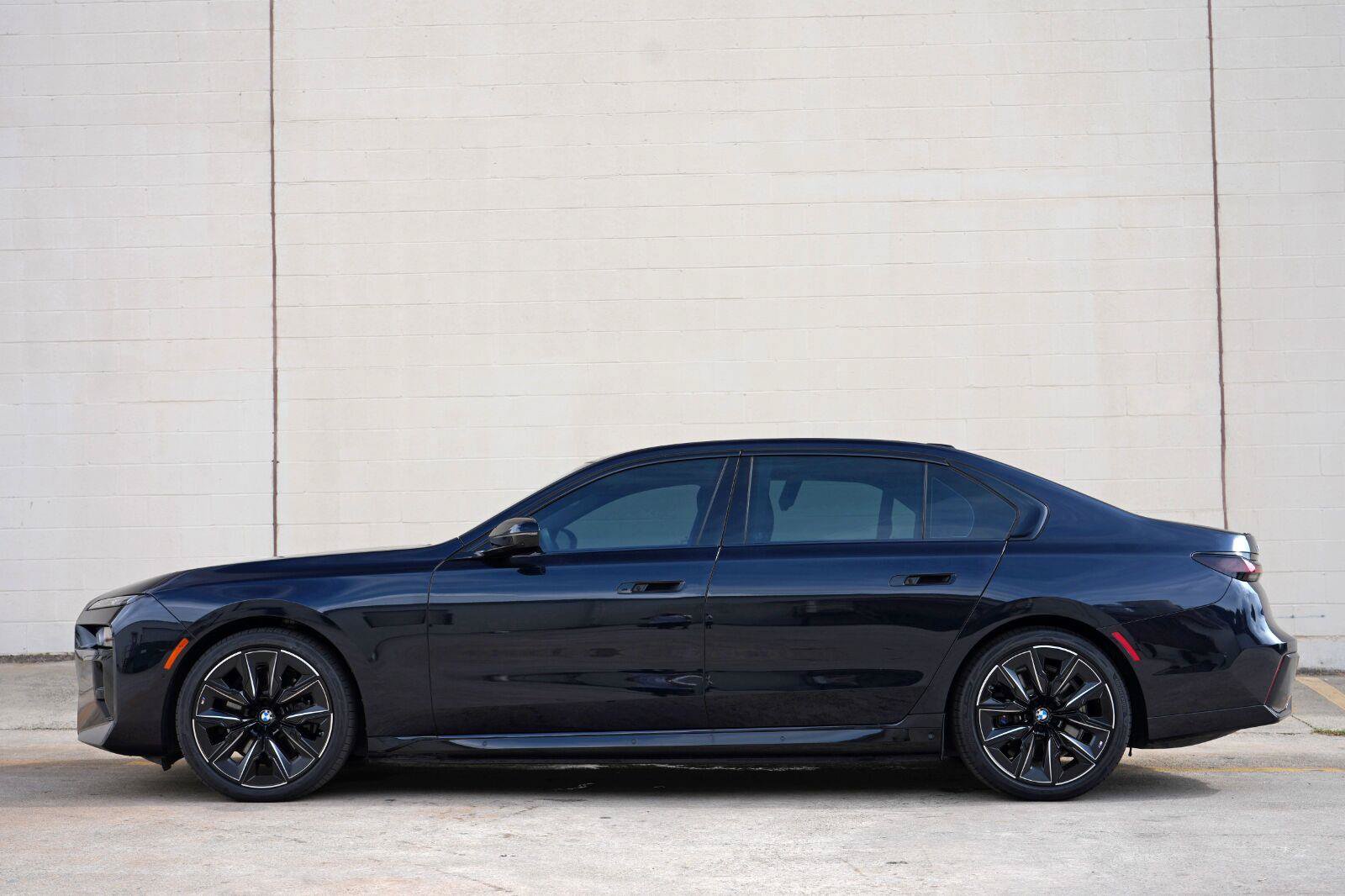 Used 2023 BMW i7 xDrive60 AWD/4WD image 9