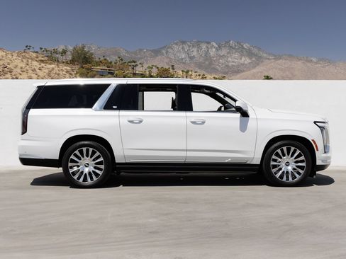 Used 2025 Cadillac Escalade ESV Premium Luxury Platinum AWD/4WD image 8
