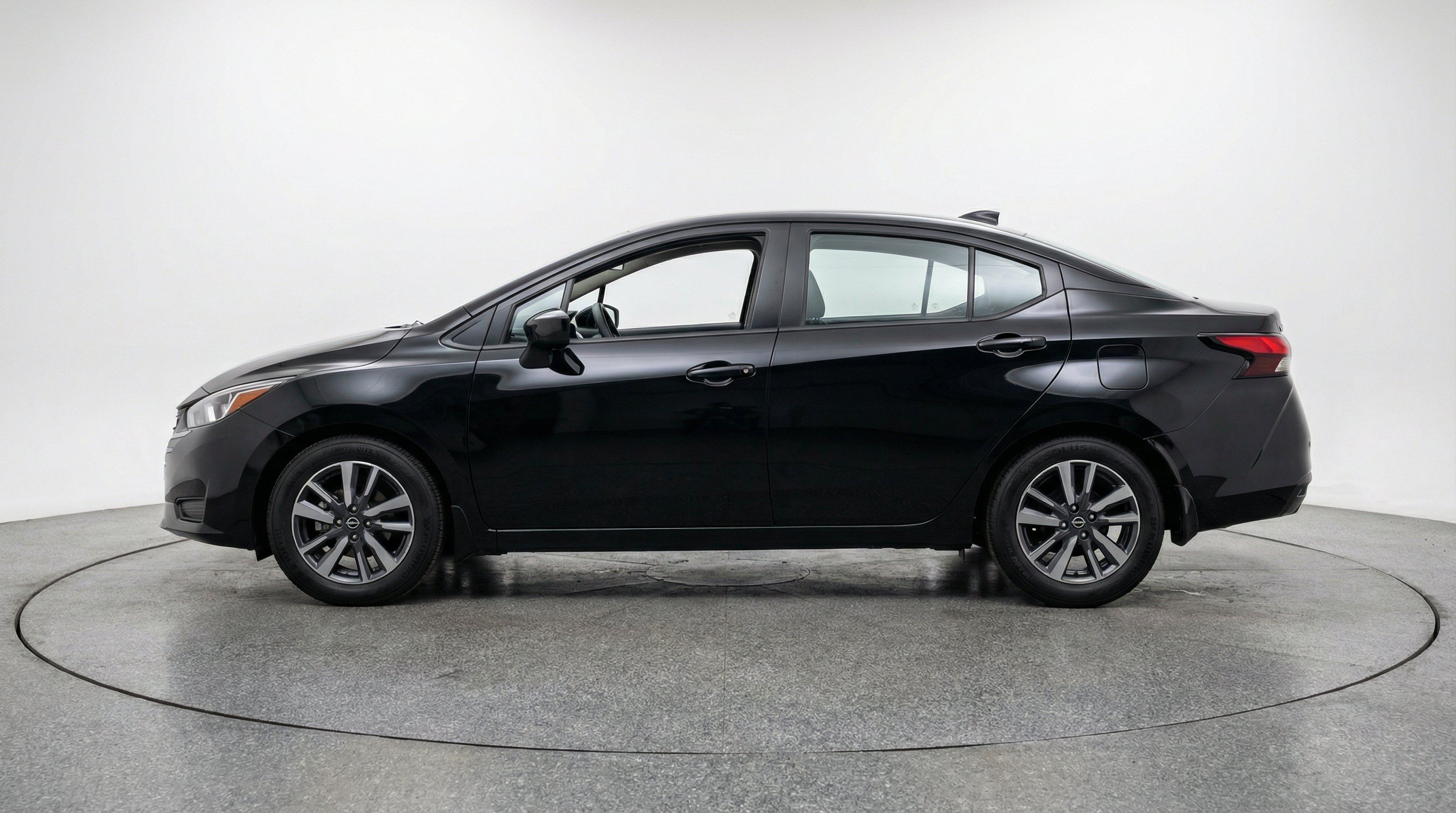 Used 2025 Nissan Versa SV FWD image 5