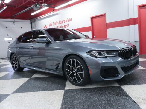 Used 2022 BMW 530i w/ M Sport Package RWD image 2