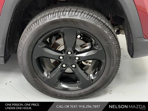 Used 2023 Jeep Grand Cherokee Altitude AWD/4WD image 12