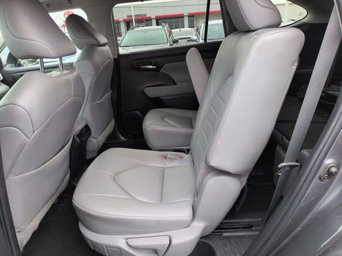 Used 2023 Toyota Highlander XLE image 25