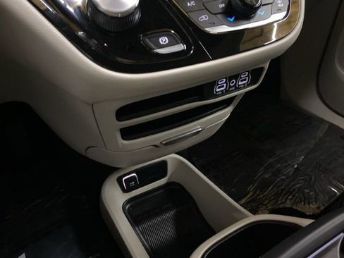 Used 2023 Chrysler Pacifica Touring-L FWD image 53