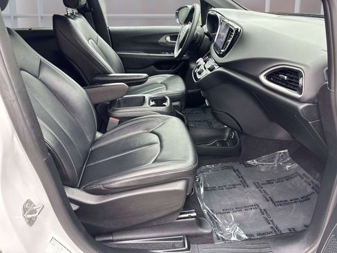 Used 2025 Chrysler Pacifica Select FWD image 19