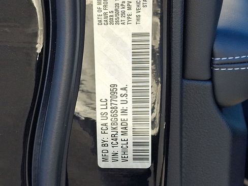 Used 2025 Jeep Grand Cherokee L Limited w/ Black Appearance Package image 25