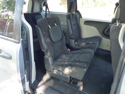 Used 2019 Dodge Grand Caravan SE FWD image 39