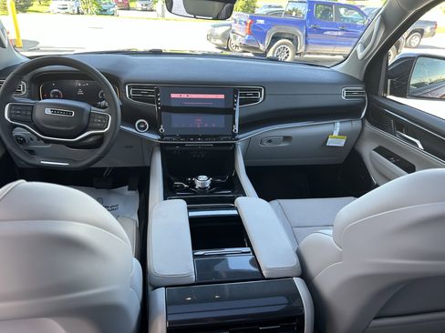 Used 2024 Jeep Wagoneer 4WD w/ Premium Group I image 20