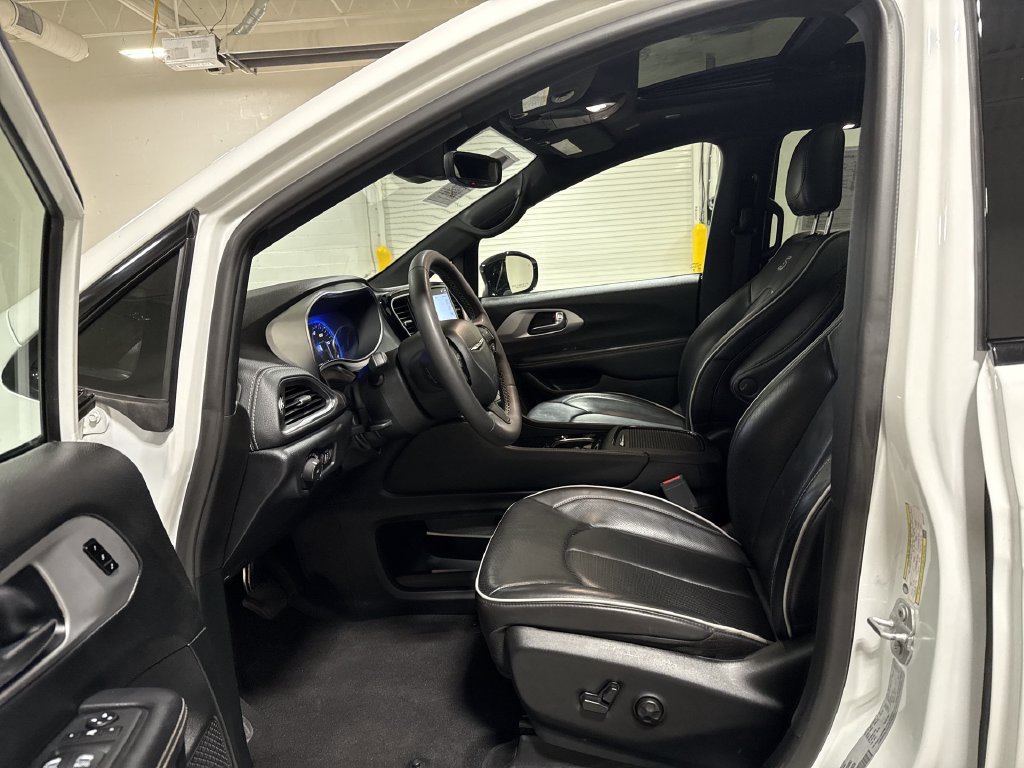 Used 2025 Chrysler Pacifica Limited FWD image 21