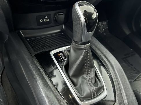 Used 2020 Nissan Rogue SV FWD image 15