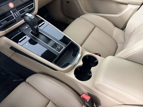 Certified 2025 Porsche Macan image 32