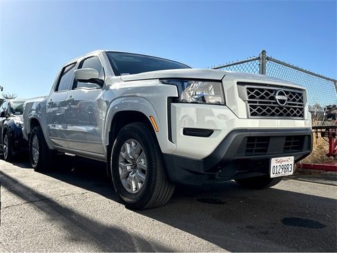 Used 2023 Nissan Frontier SV image 3