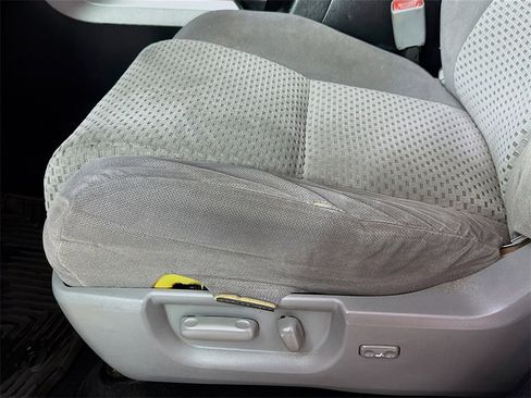 Used 2013 Toyota Tundra 4x4 CrewMax w/ SR5 Pkg image 9