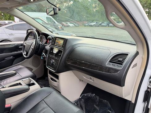 Used 2016 Chrysler Town & Country Touring FWD image 15