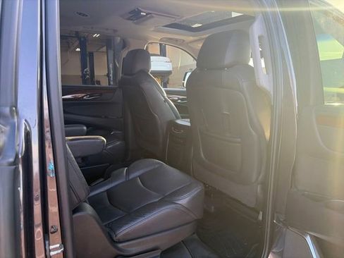 Used 2017 Cadillac Escalade ESV Premium Luxury image 40