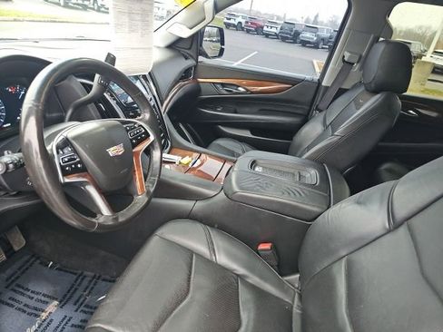 Used 2016 Cadillac Escalade Luxury image 24