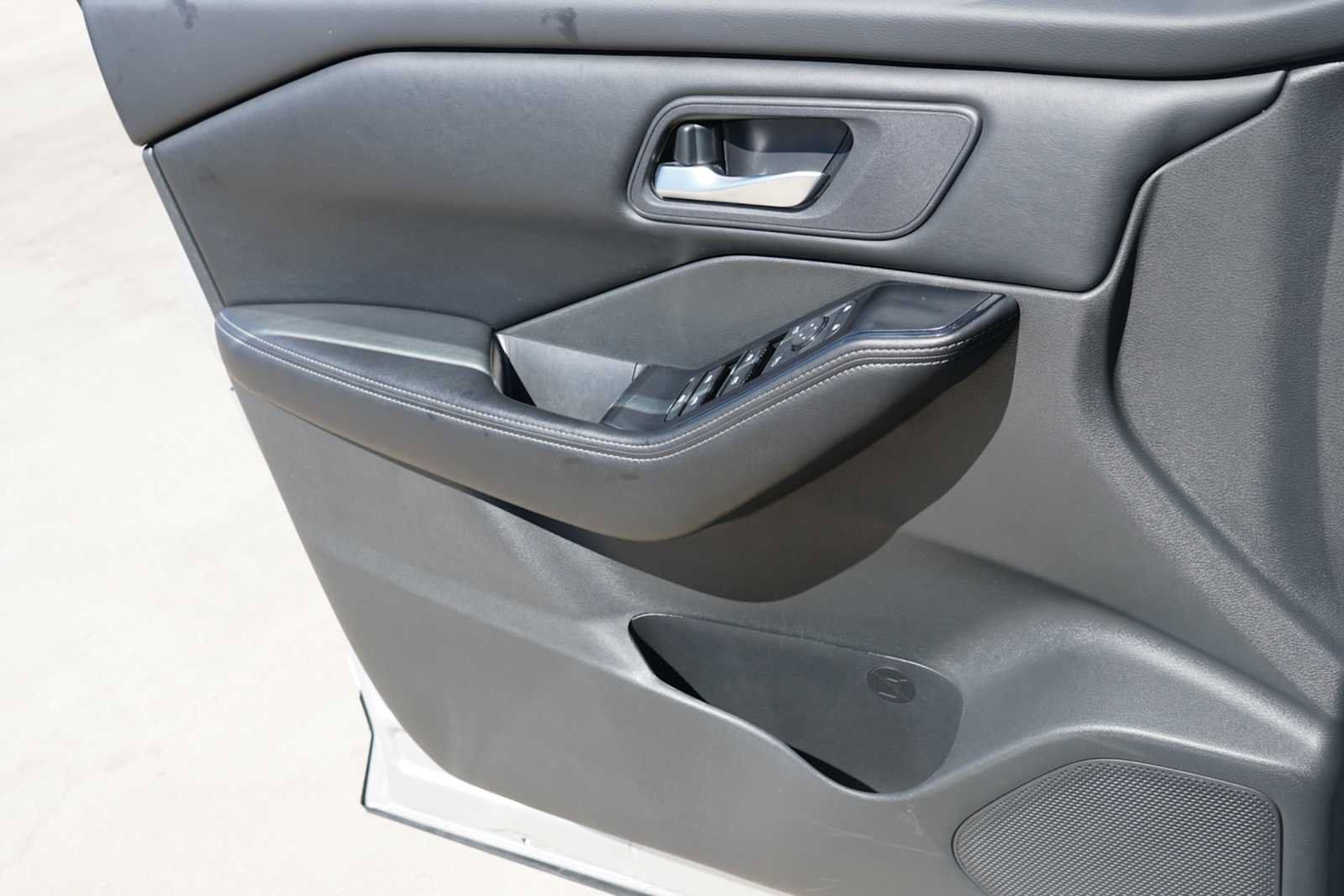 Used 2025 Nissan Rogue SV FWD image 15