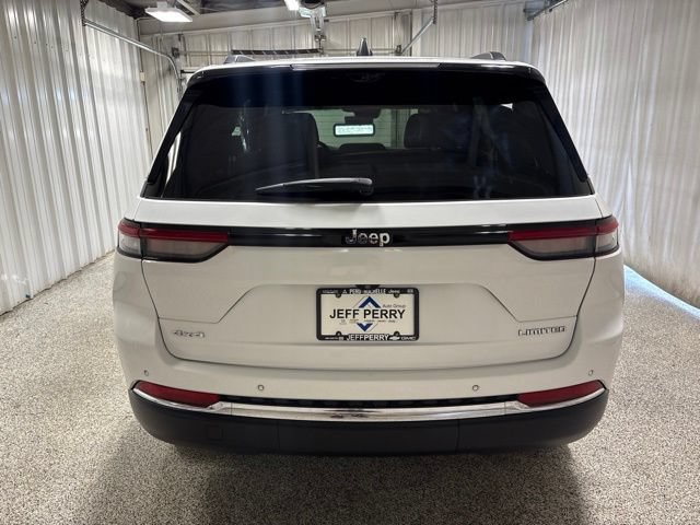 Used 2023 Jeep Grand Cherokee Limited w/ Luxury Tech Group II AWD/4WD image 4