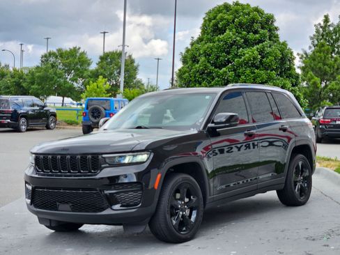 Used 2024 Jeep Grand Cherokee Altitude AWD/4WD image 3