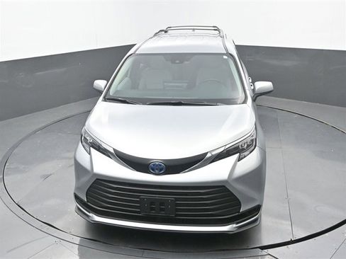 Used 2025 Toyota Sienna LE image 14
