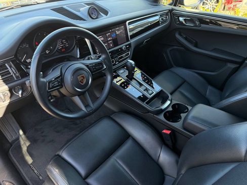 Certified 2024 Porsche Macan AWD/4WD image 4