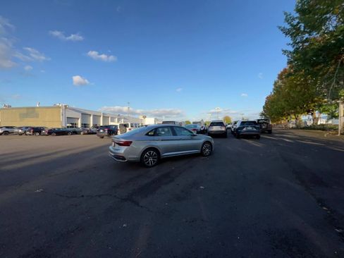 Used 2025 Volkswagen Jetta SE image 14