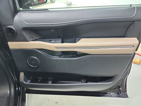 Used 2023 Ford Expedition Limited image 43