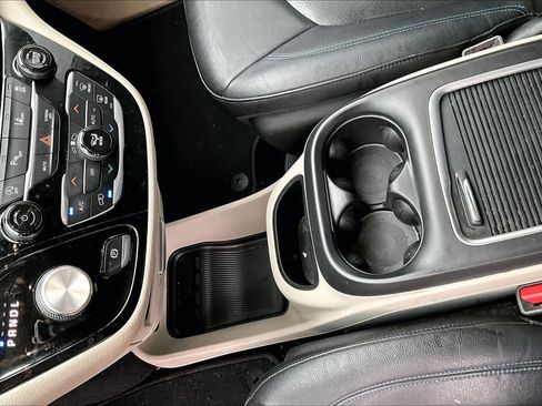 Used 2021 Chrysler Pacifica Touring-L FWD image 14
