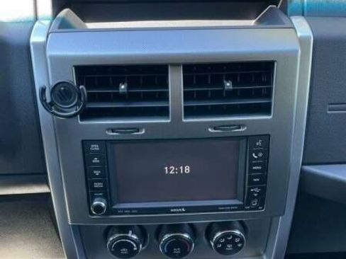 Used 2010 Jeep Liberty Limited w/ Tire & Wheel Group RWD image 18