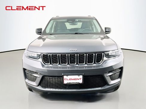 Used 2023 Jeep Grand Cherokee Laredo RWD image 3